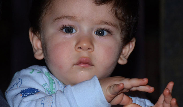 Baby Taimur know how to hook the paparazzi with his looks